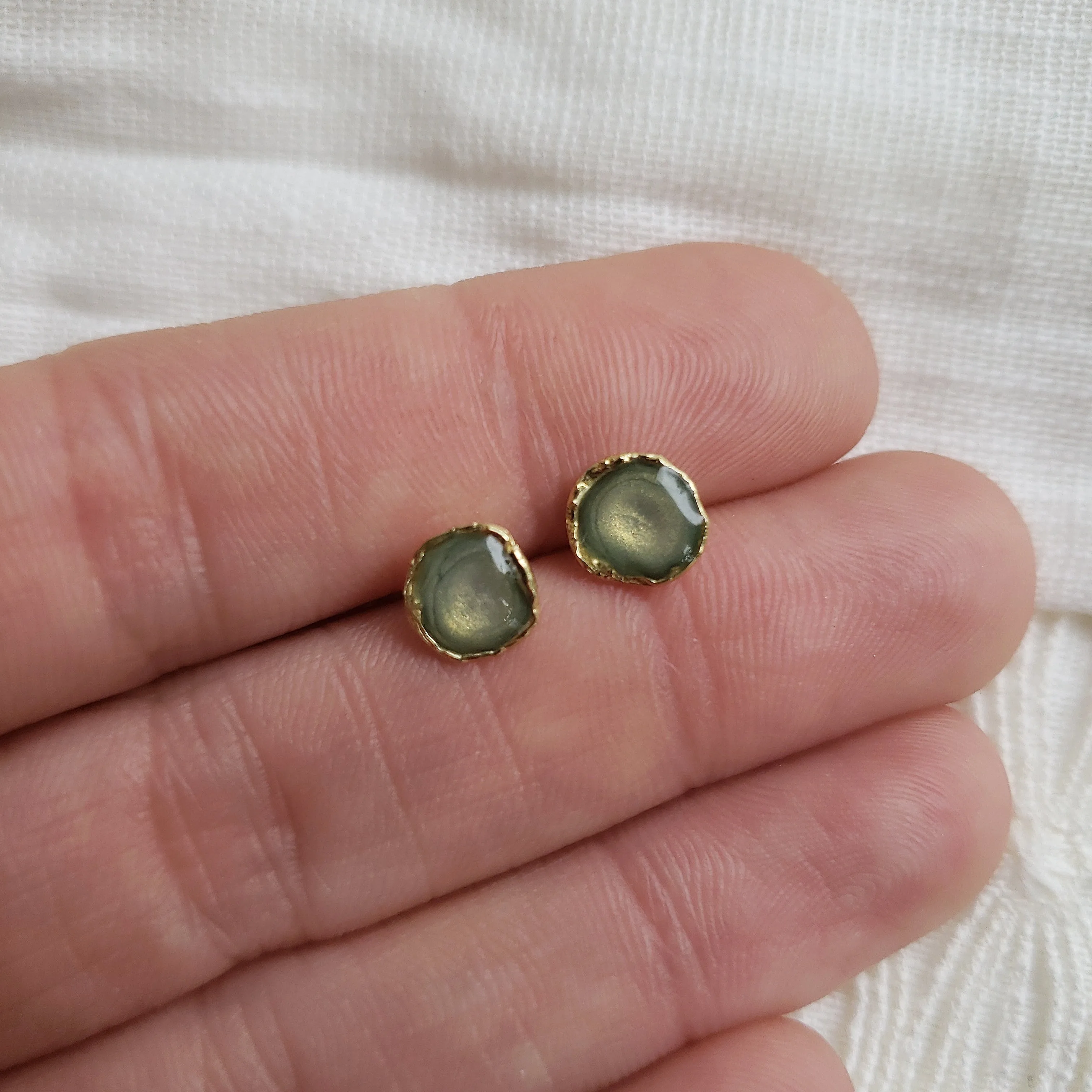 Reticulated Enamel Studs - Pearl Green