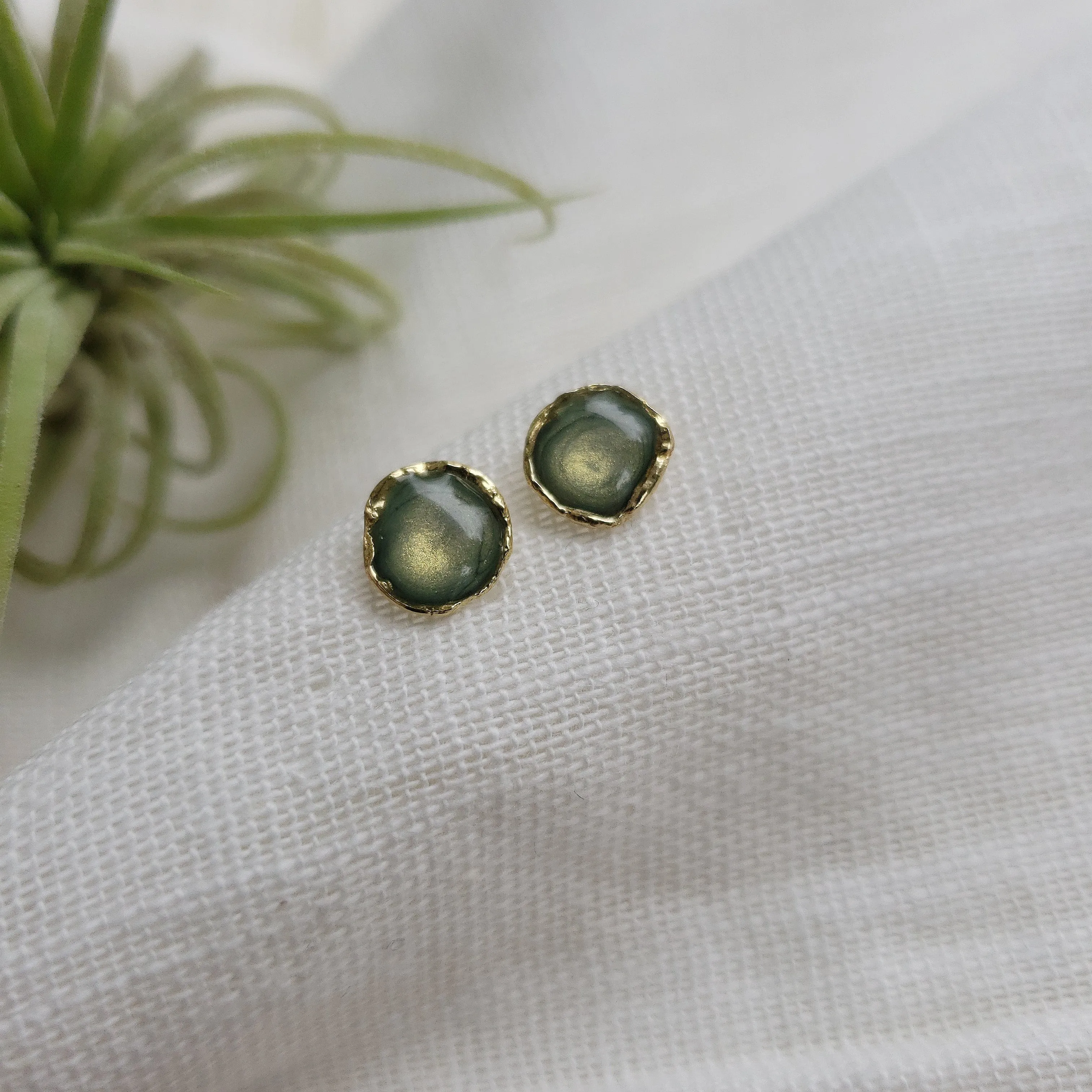 Reticulated Enamel Studs - Pearl Green