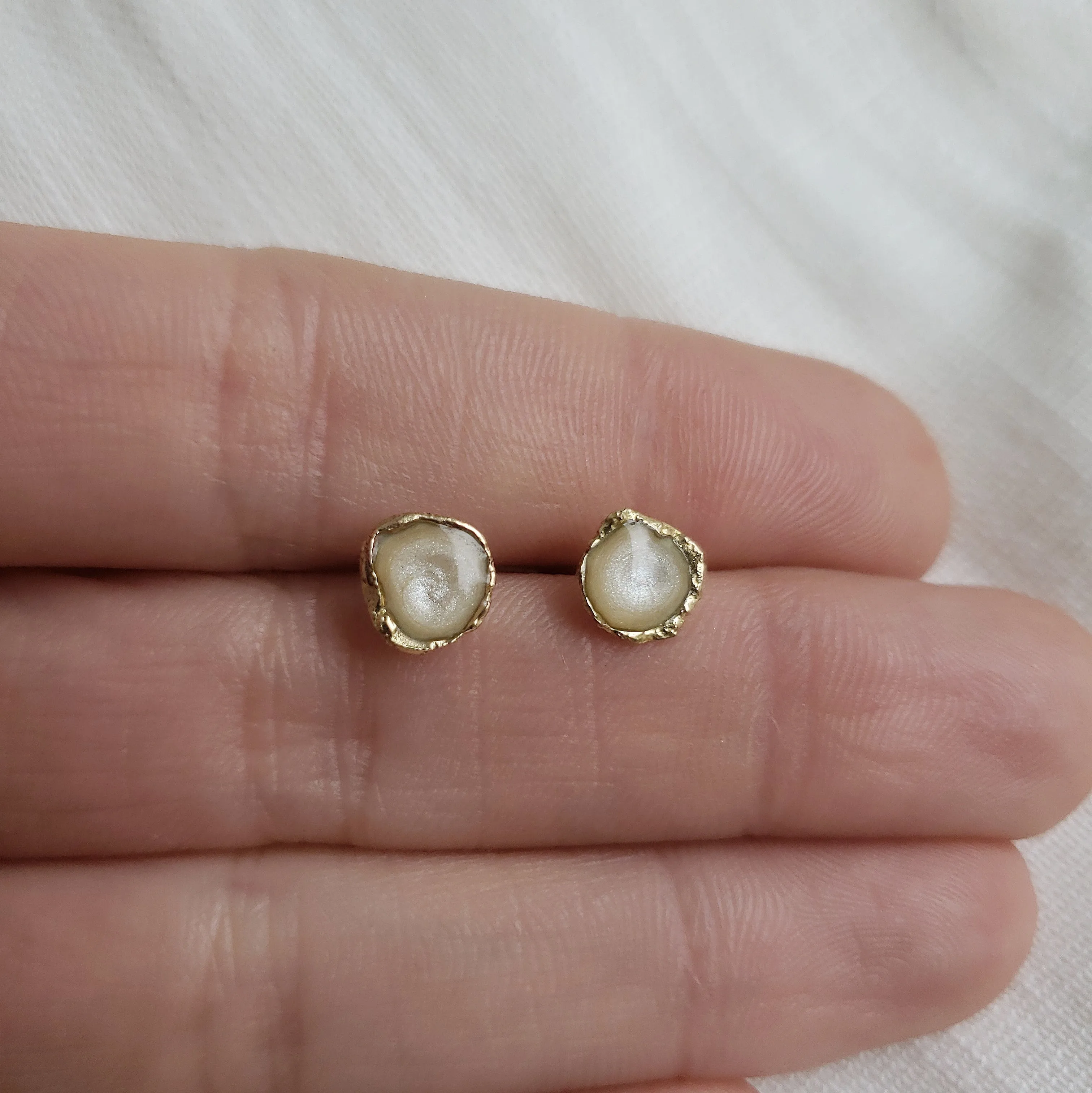 Reticulated Enamel Studs - Pearl