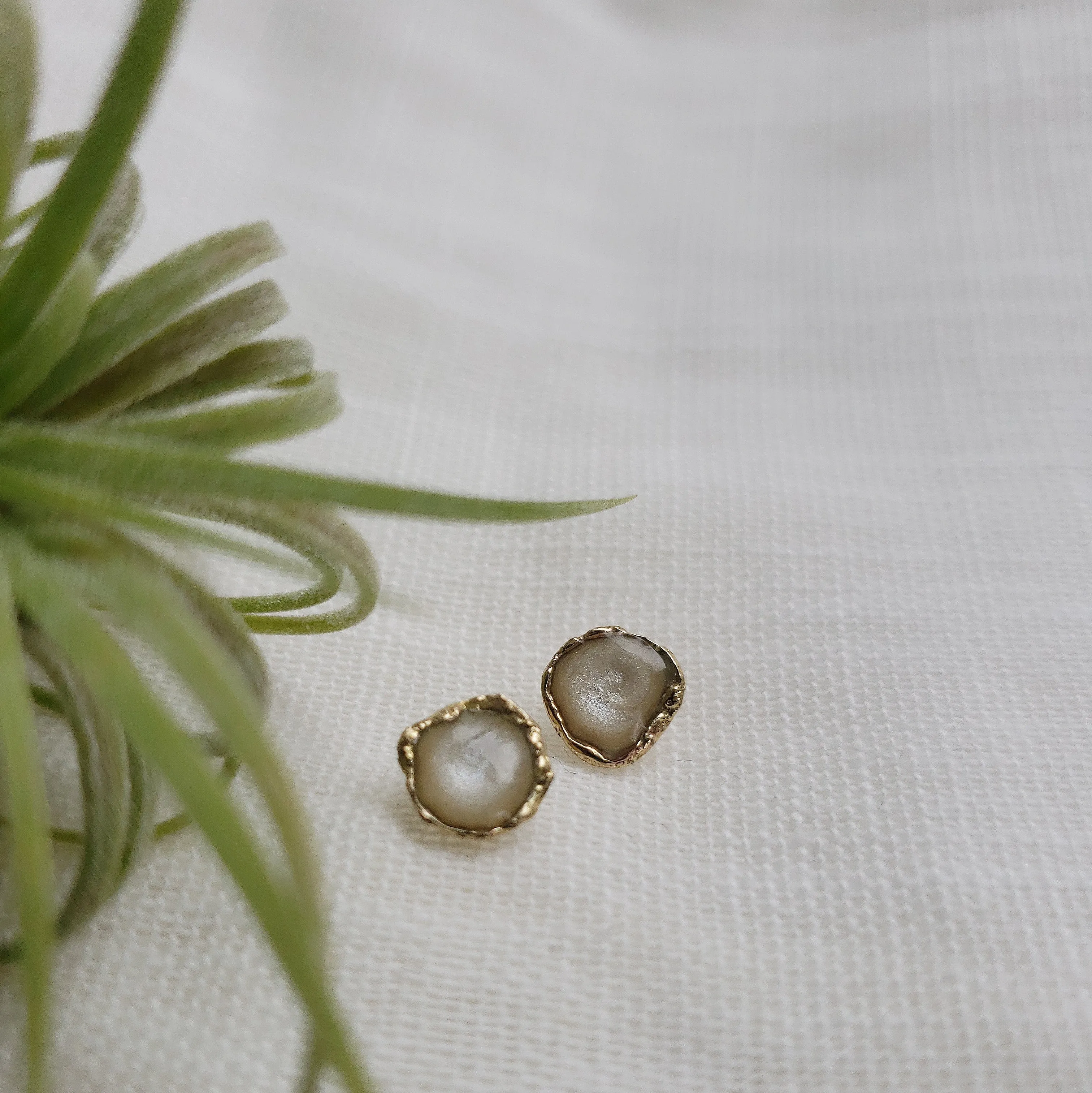 Reticulated Enamel Studs - Pearl